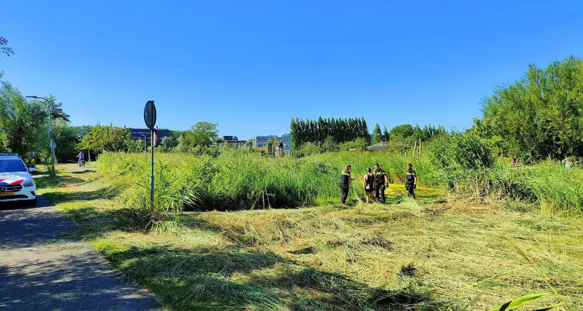 Dronken vrouw valt in rivier