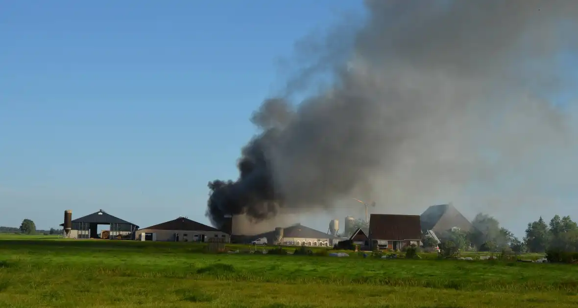 Grote buitenbrand dreigt over te slaan naar schuur