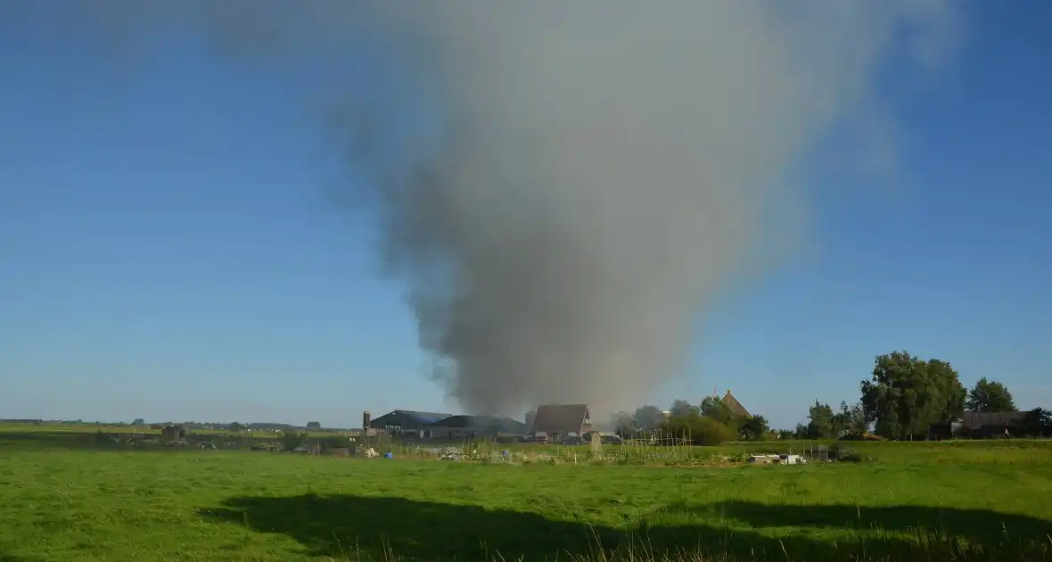 Grote buitenbrand dreigt over te slaan naar schuur - Foto 1