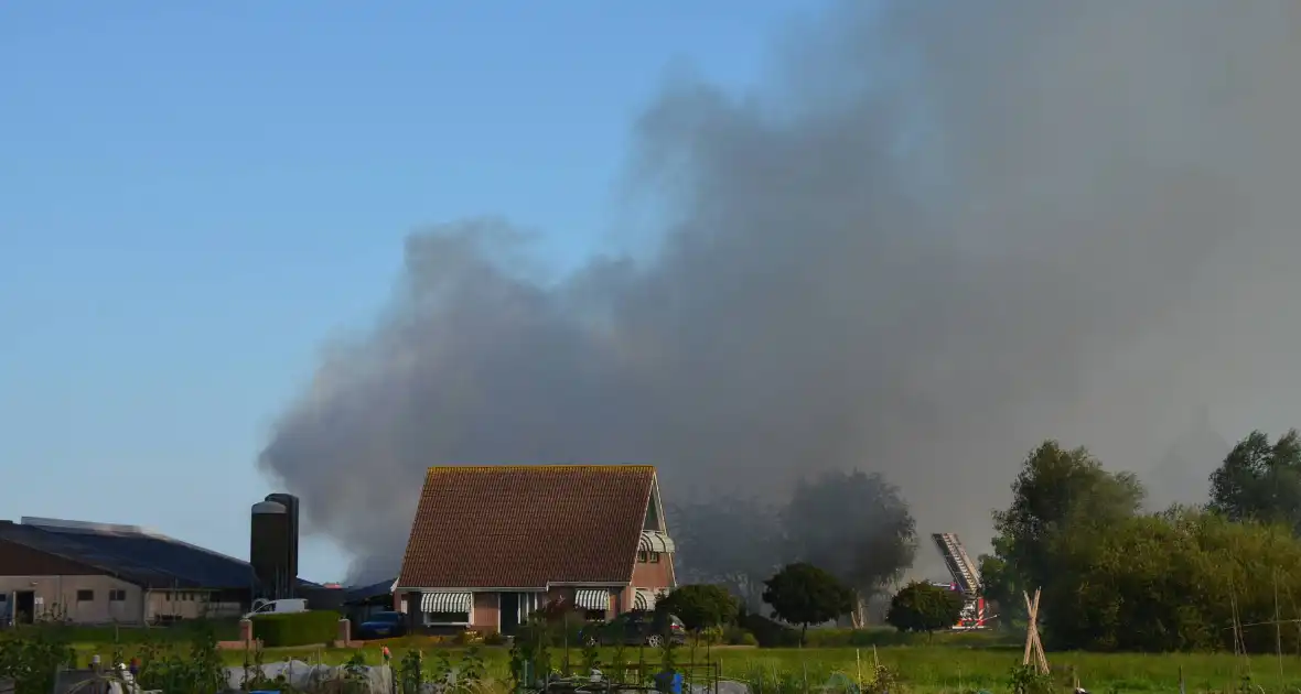 Grote buitenbrand dreigt over te slaan naar schuur - Foto 2