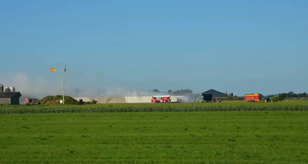 Grote buitenbrand dreigt over te slaan naar schuur - Foto 4