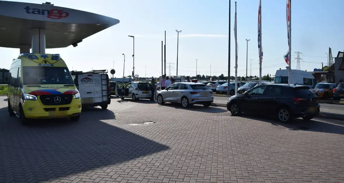 Meerdere personenauto's betrokken bij kettingbotsing - Foto 1