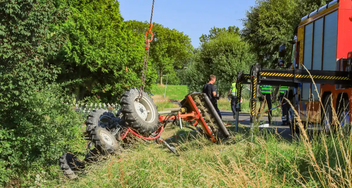 Tractor komt in sloot terecht tijdens grasmaaien