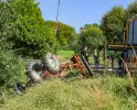 Tractor komt in sloot terecht tijdens grasmaaien