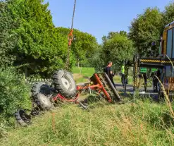 Tractor komt in sloot terecht tijdens grasmaaien