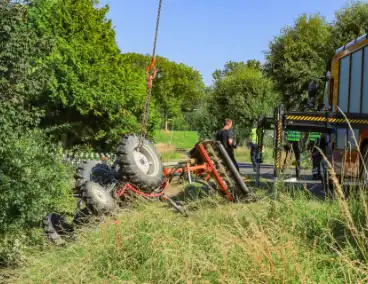 Tractor komt in sloot terecht tijdens grasmaaien