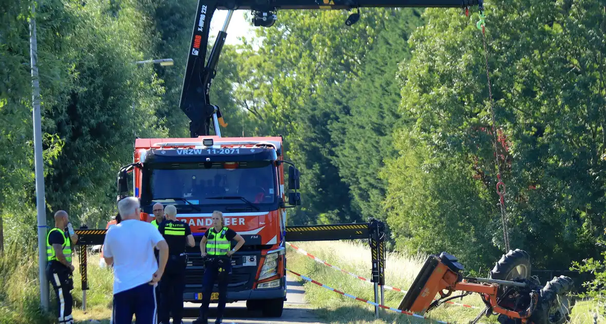 Tractor komt in sloot terecht tijdens grasmaaien - Foto 1