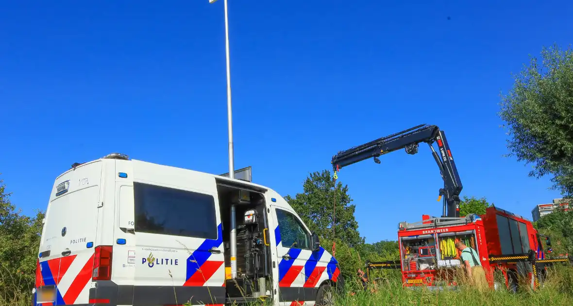 Tractor komt in sloot terecht tijdens grasmaaien - Foto 2