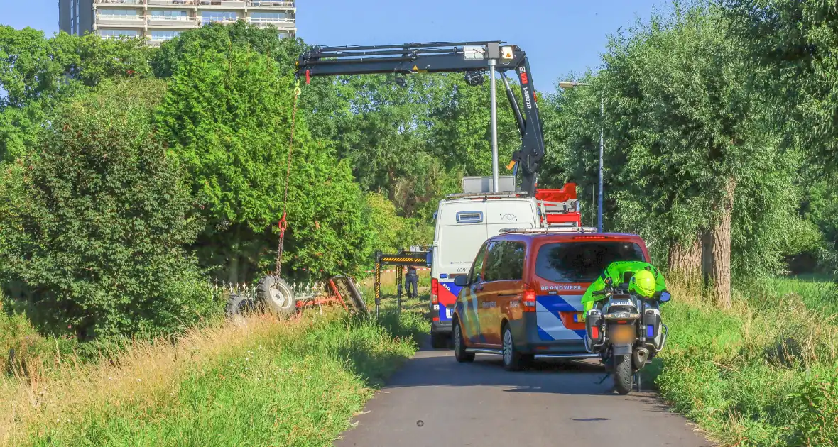 Tractor komt in sloot terecht tijdens grasmaaien - Foto 3