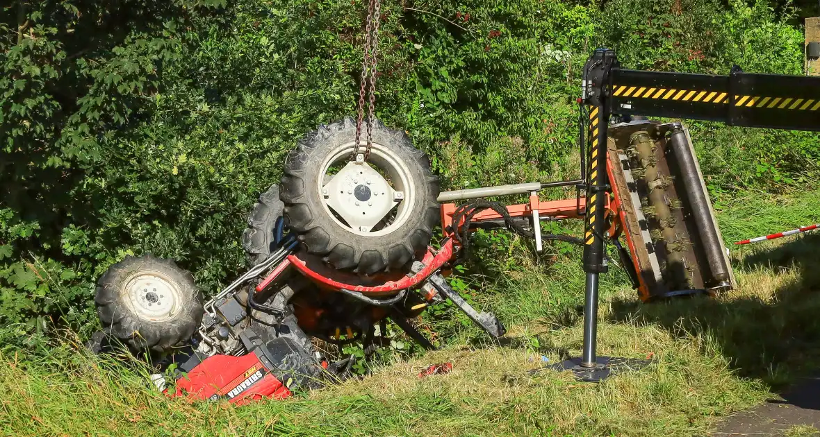 Tractor komt in sloot terecht tijdens grasmaaien - Foto 4