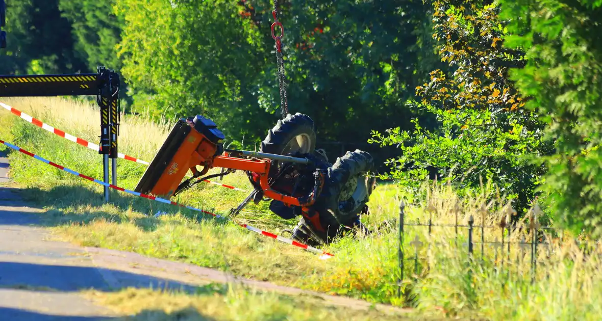 Tractor komt in sloot terecht tijdens grasmaaien - Foto 5