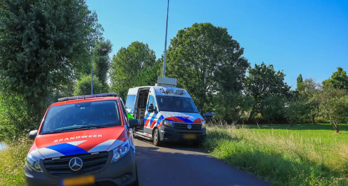 Tractor komt in sloot terecht tijdens grasmaaien - Foto 6