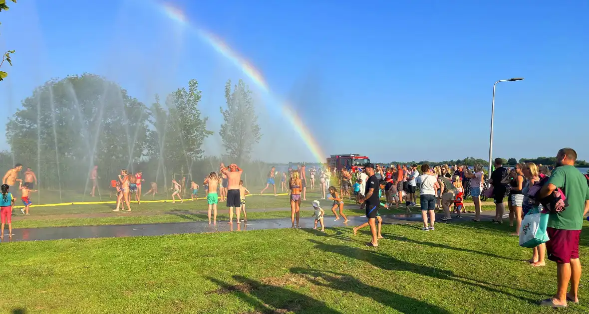 Grote opkomst bij waterfestijn door brandweer - Foto 2