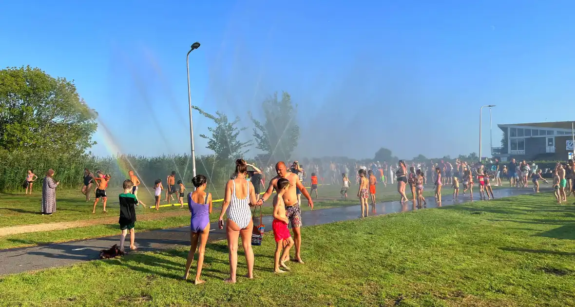 Grote opkomst bij waterfestijn door brandweer - Foto 3