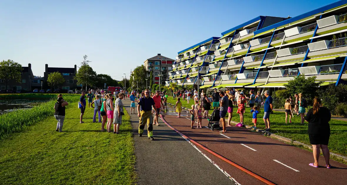 Grote opkomst aan kinderen bij waterfestijn met brandwer - Foto 1