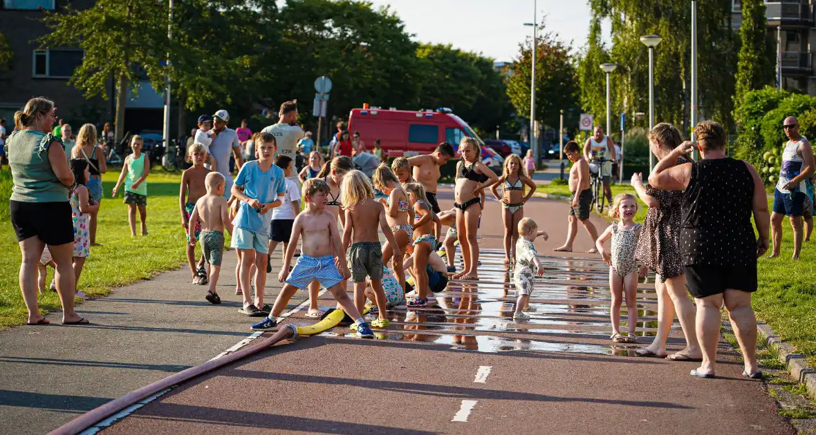 Grote opkomst aan kinderen bij waterfestijn met brandwer - Foto 10