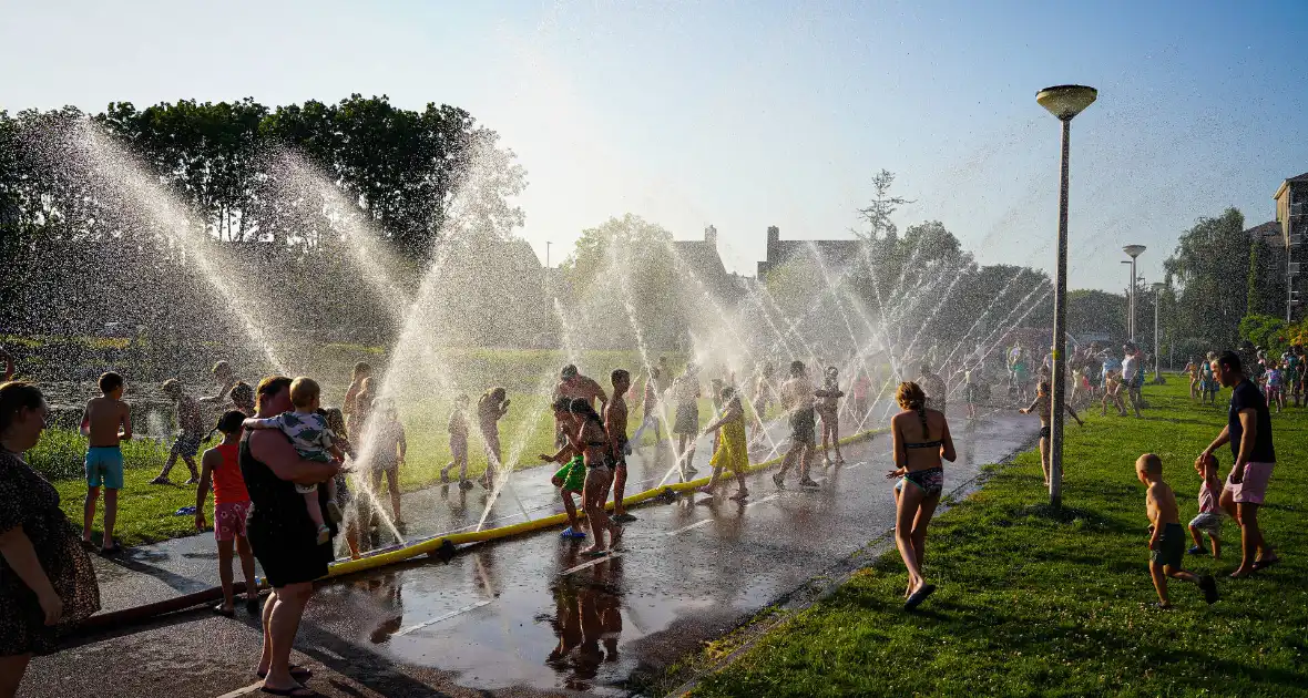 Grote opkomst aan kinderen bij waterfestijn met brandwer - Foto 11