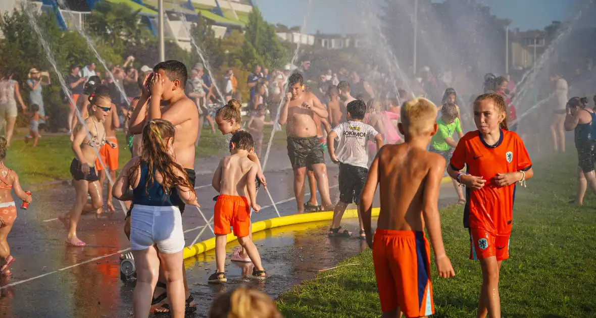 Grote opkomst aan kinderen bij waterfestijn met brandwer - Foto 13