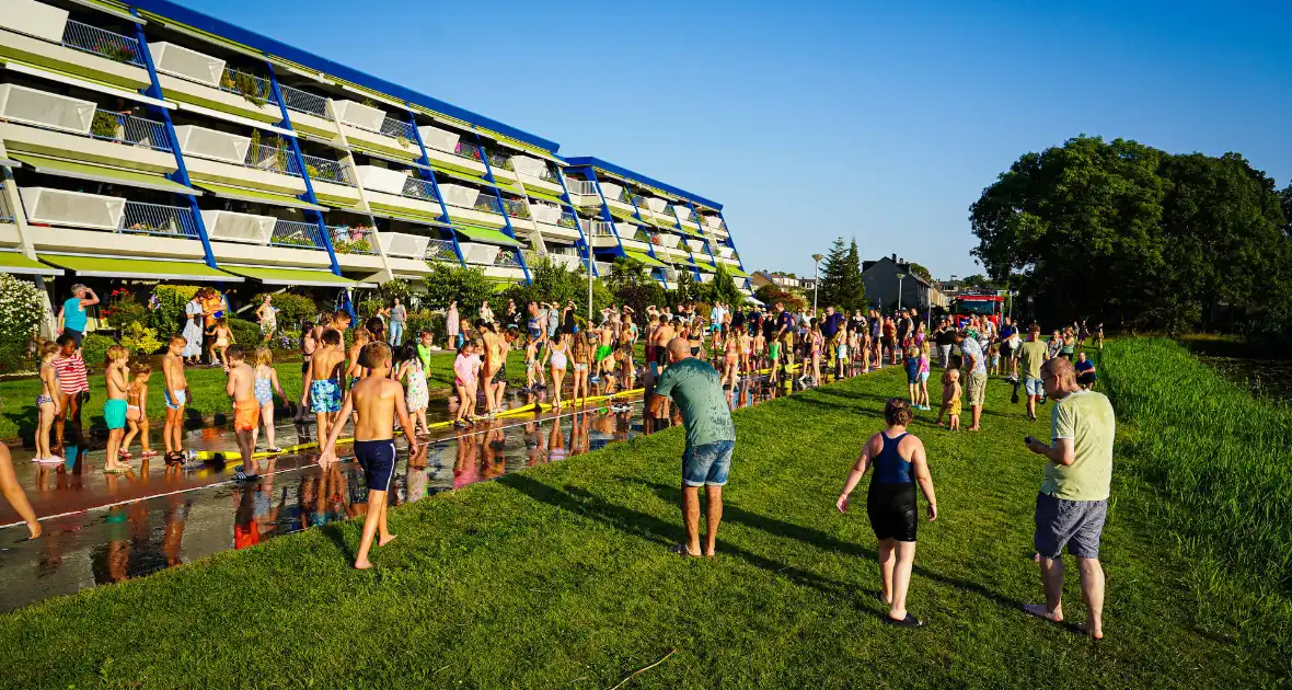 Grote opkomst aan kinderen bij waterfestijn met brandwer - Foto 14