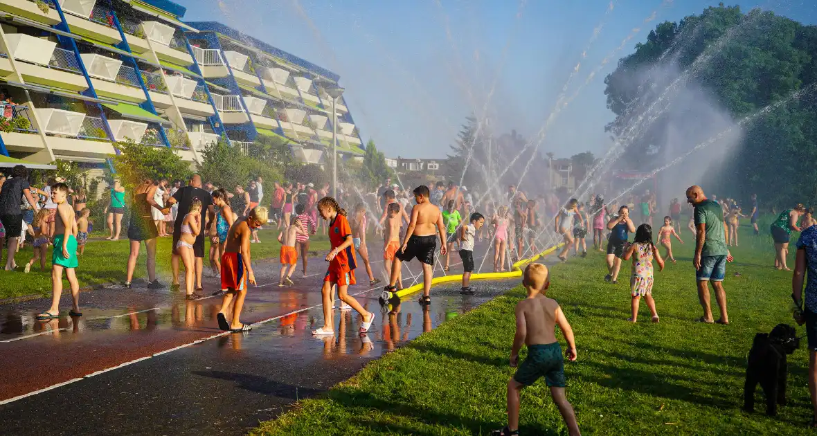 Grote opkomst aan kinderen bij waterfestijn met brandwer - Foto 15