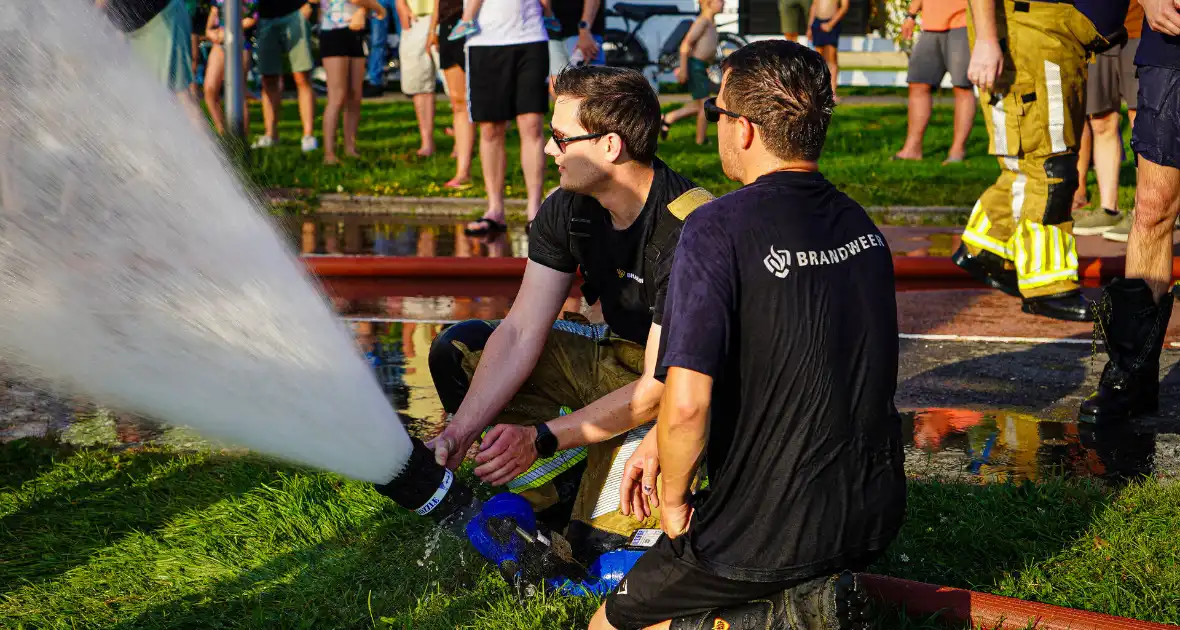 Grote opkomst aan kinderen bij waterfestijn met brandwer - Foto 16