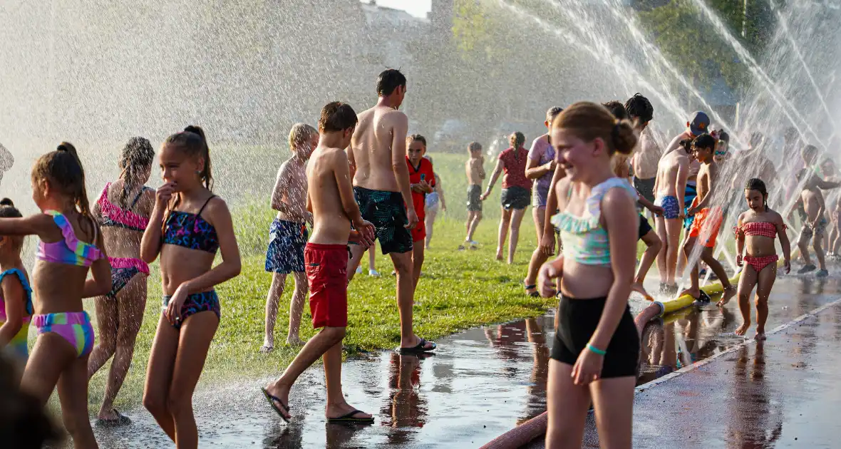 Grote opkomst aan kinderen bij waterfestijn met brandwer - Foto 17