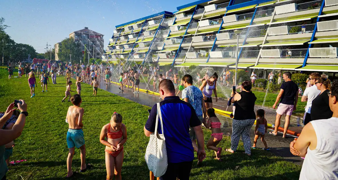 Grote opkomst aan kinderen bij waterfestijn met brandwer - Foto 2