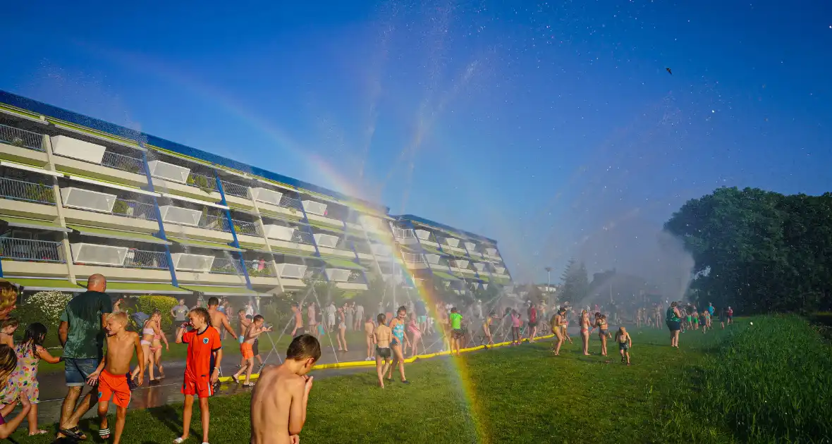 Grote opkomst aan kinderen bij waterfestijn met brandwer - Foto 4