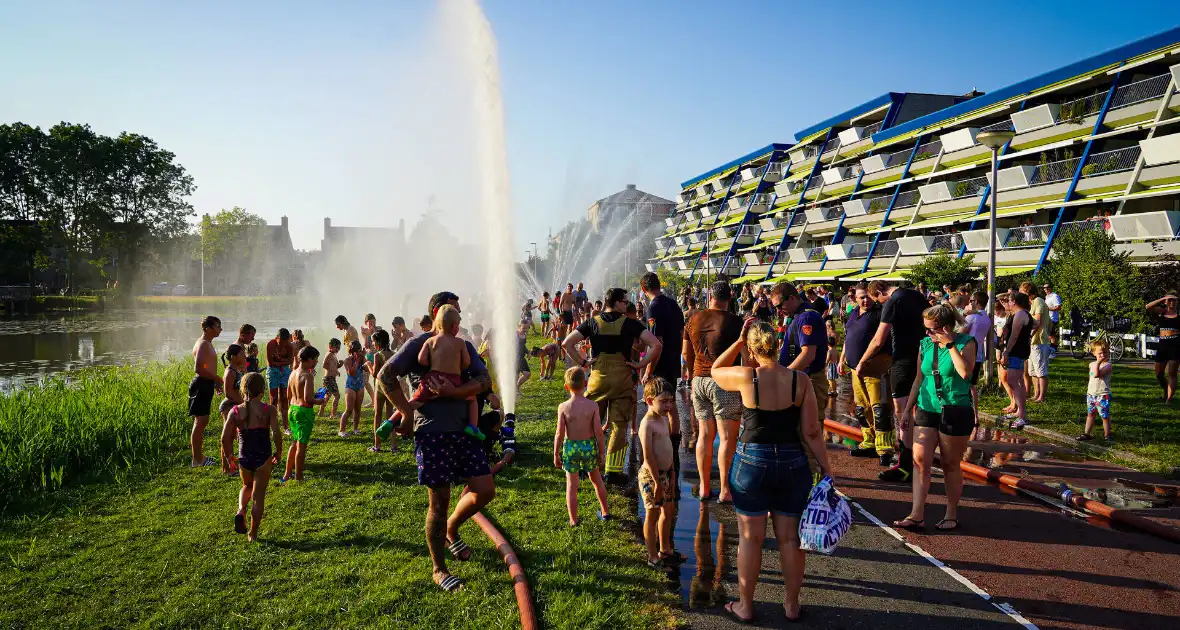 Grote opkomst aan kinderen bij waterfestijn met brandwer - Foto 6