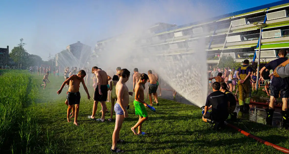 Grote opkomst aan kinderen bij waterfestijn met brandwer - Foto 9