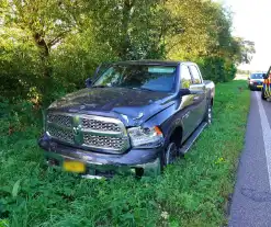 Pick-up zwaar beschadigd nadat bestuurder over rotonde rijdt