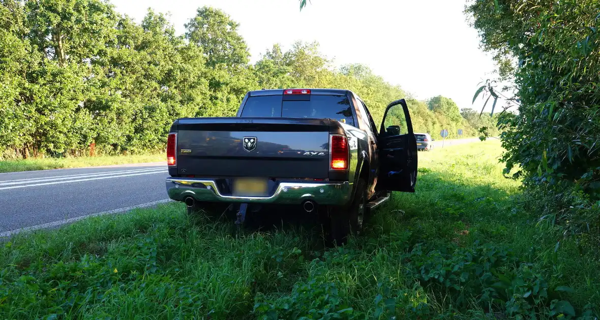 Pick-up zwaar beschadigd nadat bestuurder over rotonde rijdt - Foto 3