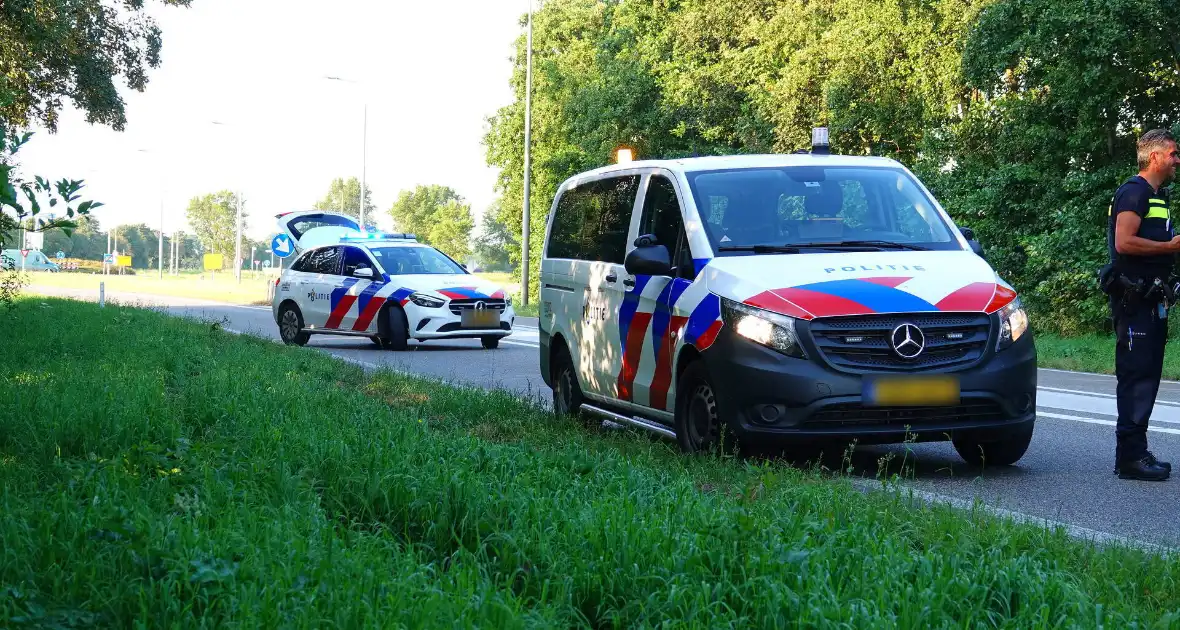 Pick-up zwaar beschadigd nadat bestuurder over rotonde rijdt - Foto 4