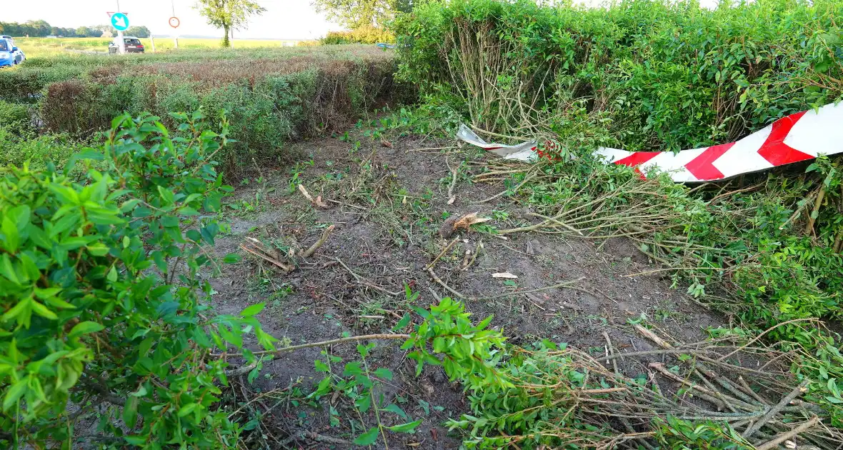 Pick-up zwaar beschadigd nadat bestuurder over rotonde rijdt - Foto 7