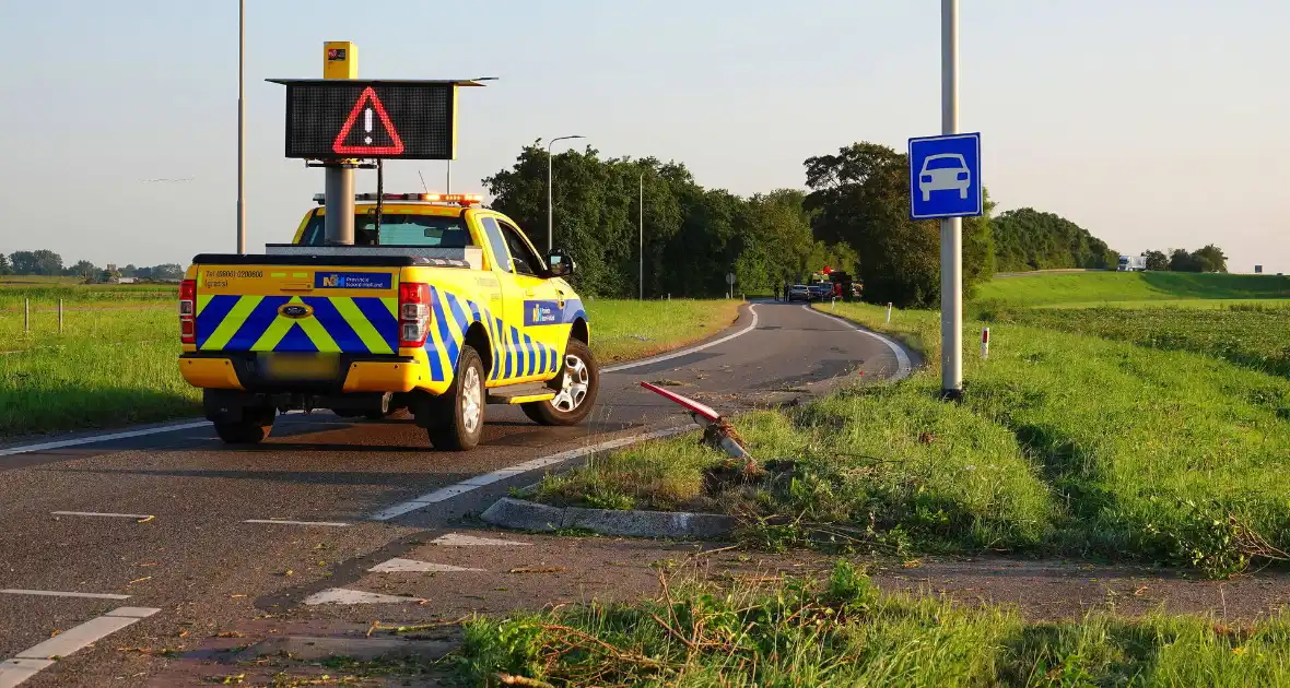 Pick-up zwaar beschadigd nadat bestuurder over rotonde rijdt - Foto 8