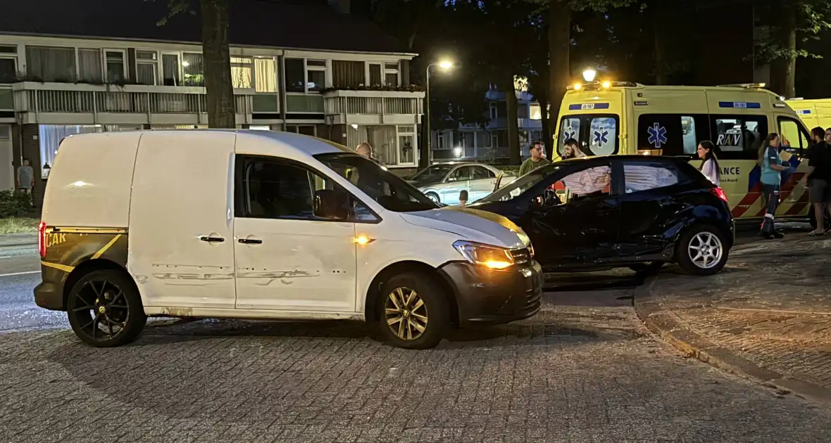 Schade en gewonden bij ongeval tussen twee autos