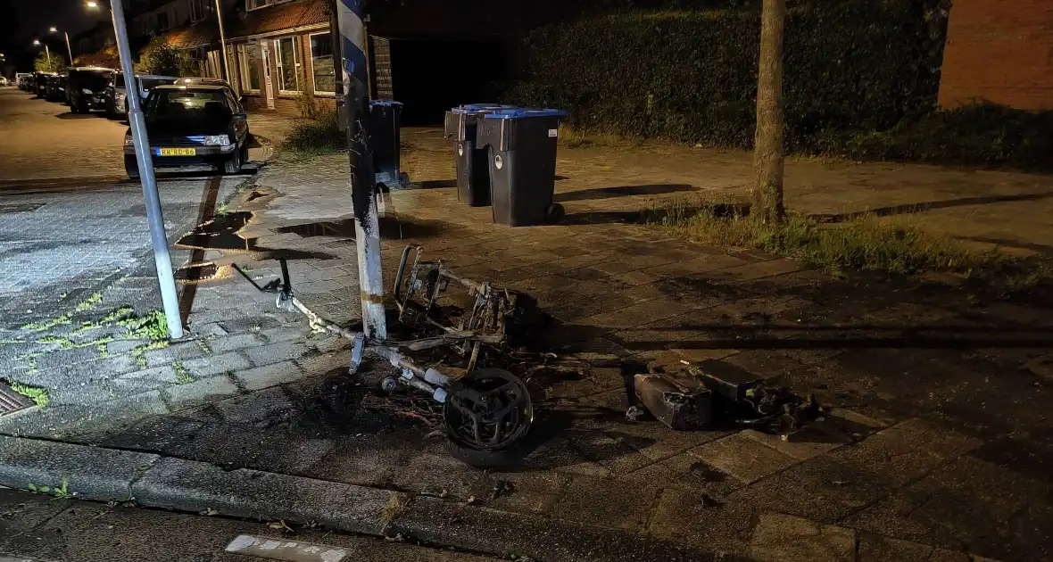 Scooter volledig uitbrand - Foto 1