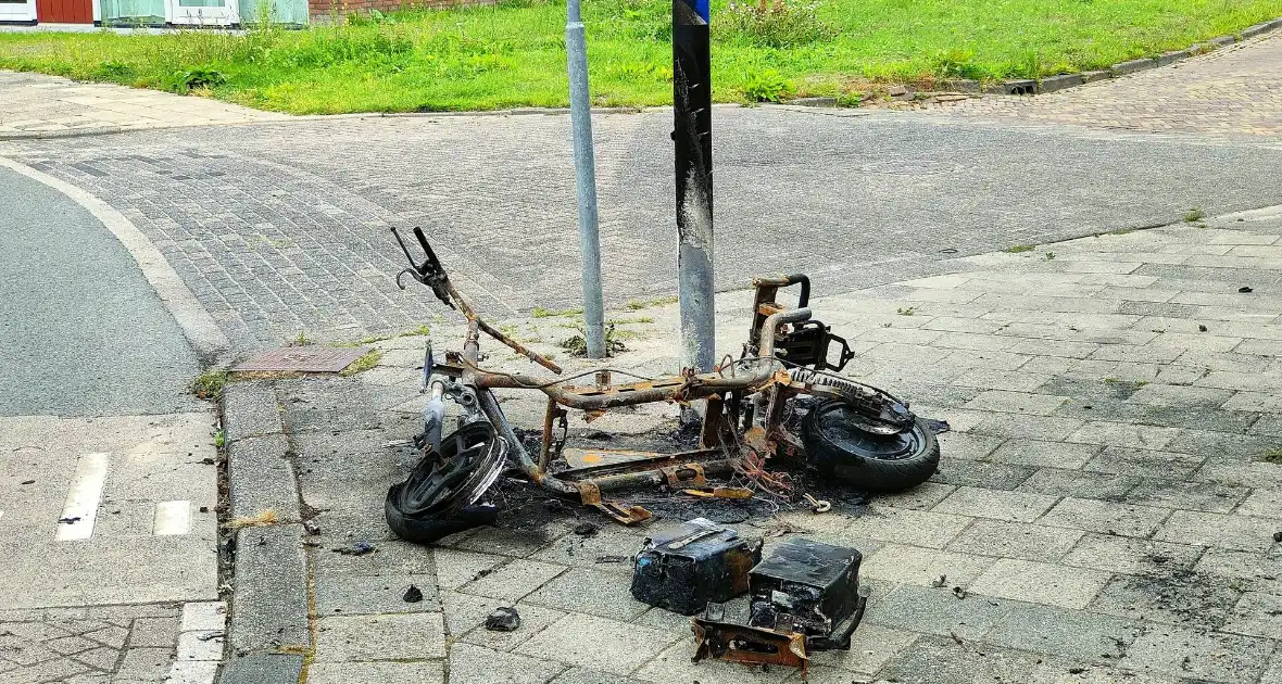 Scooter compleet verbrand - Foto 1