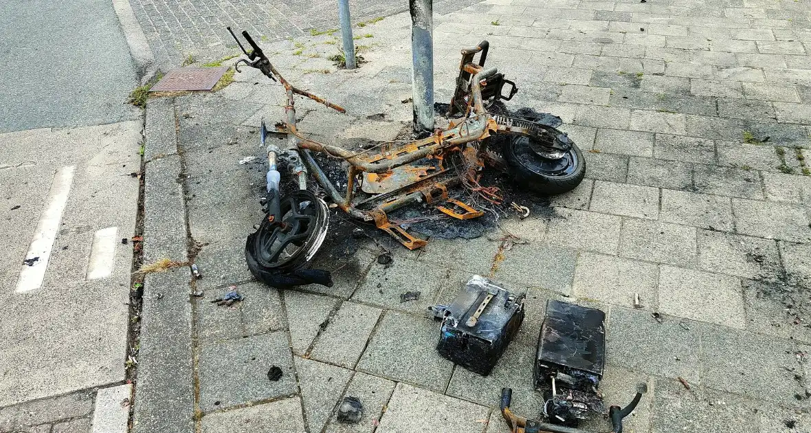 Scooter compleet verbrand - Foto 2