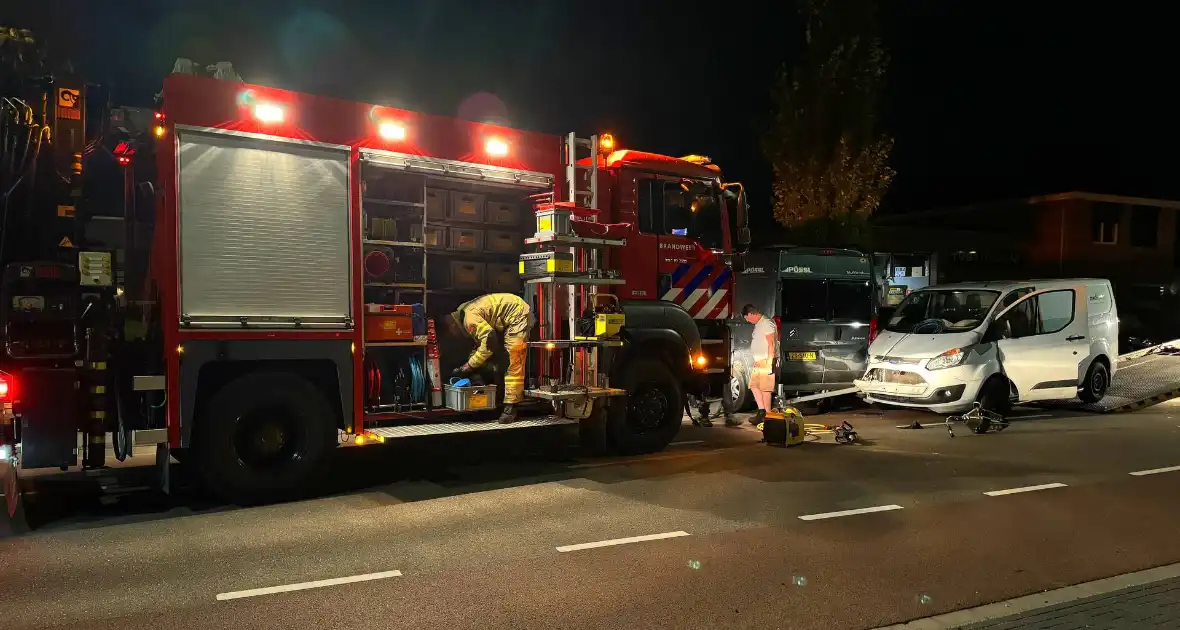 Brandweer helpt berger voertuig los te krijgen na botsing