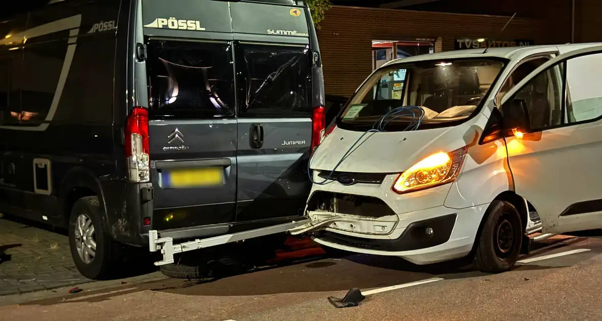 Brandweer helpt berger voertuig los te krijgen na botsing - Foto 1