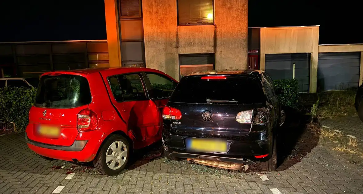 Brandweer helpt berger voertuig los te krijgen na botsing - Foto 4