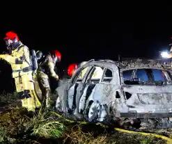 Politie opent onderzoek naar uitgebrande auto in weiland