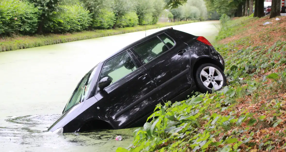 Personenauto raakt van de weg en belandt in sloot