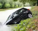 Personenauto raakt van de weg en belandt in sloot