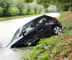 Personenauto raakt van de weg en belandt in sloot