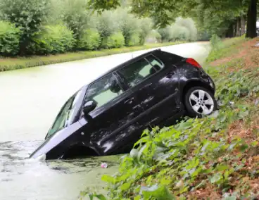 Personenauto raakt van de weg en belandt in sloot