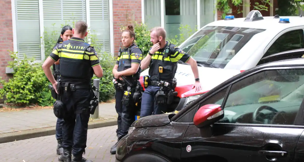 Personenauto raakt van de weg en belandt in sloot - Foto 1