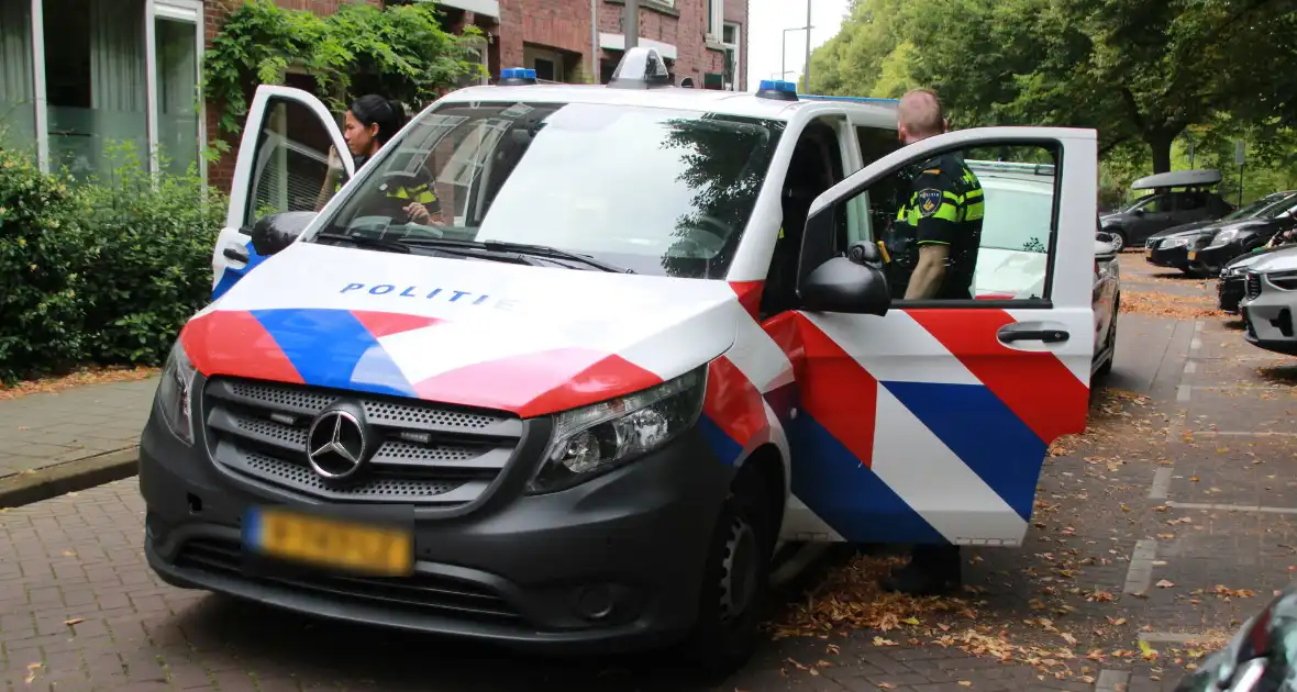 Personenauto raakt van de weg en belandt in sloot - Foto 2