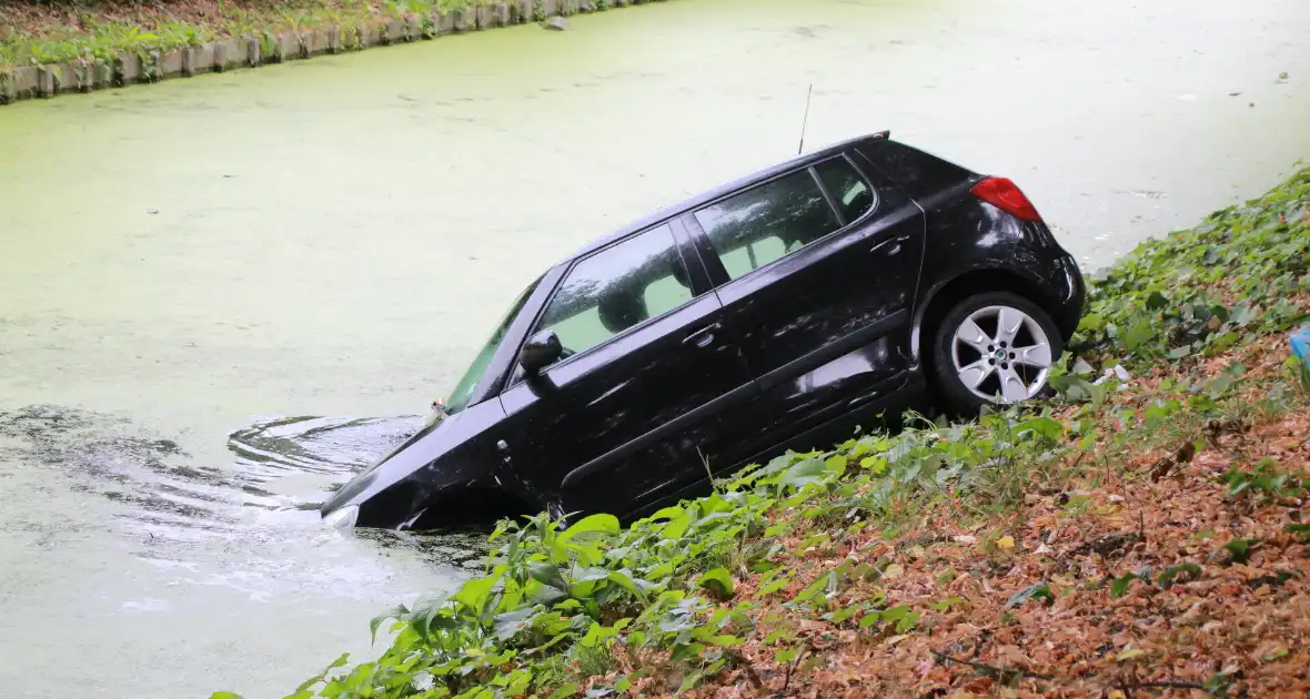 Personenauto raakt van de weg en belandt in sloot - Foto 3